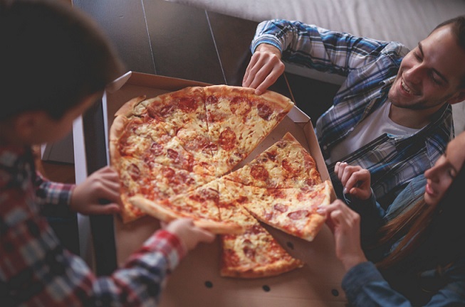 Студенты с пиццей