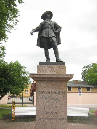 Постамент в честь основателя университета — короля Густава II Адольфа