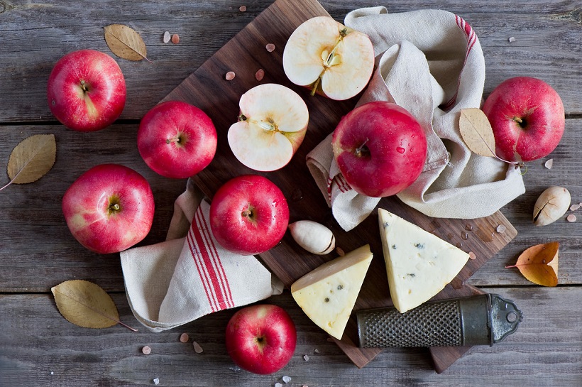 Яблоки с домашним сыром характеризуют человека